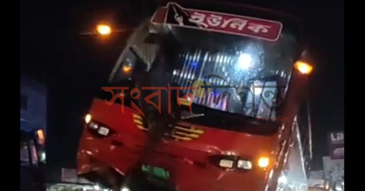 ঢাকা-বরিশাল মহাসড়কে নতুল্লাবাদ বাস স্ট্যান্ডে সংলগ্ন ব্রিজে বাস দুর্ঘটনা । আহত তিনজন