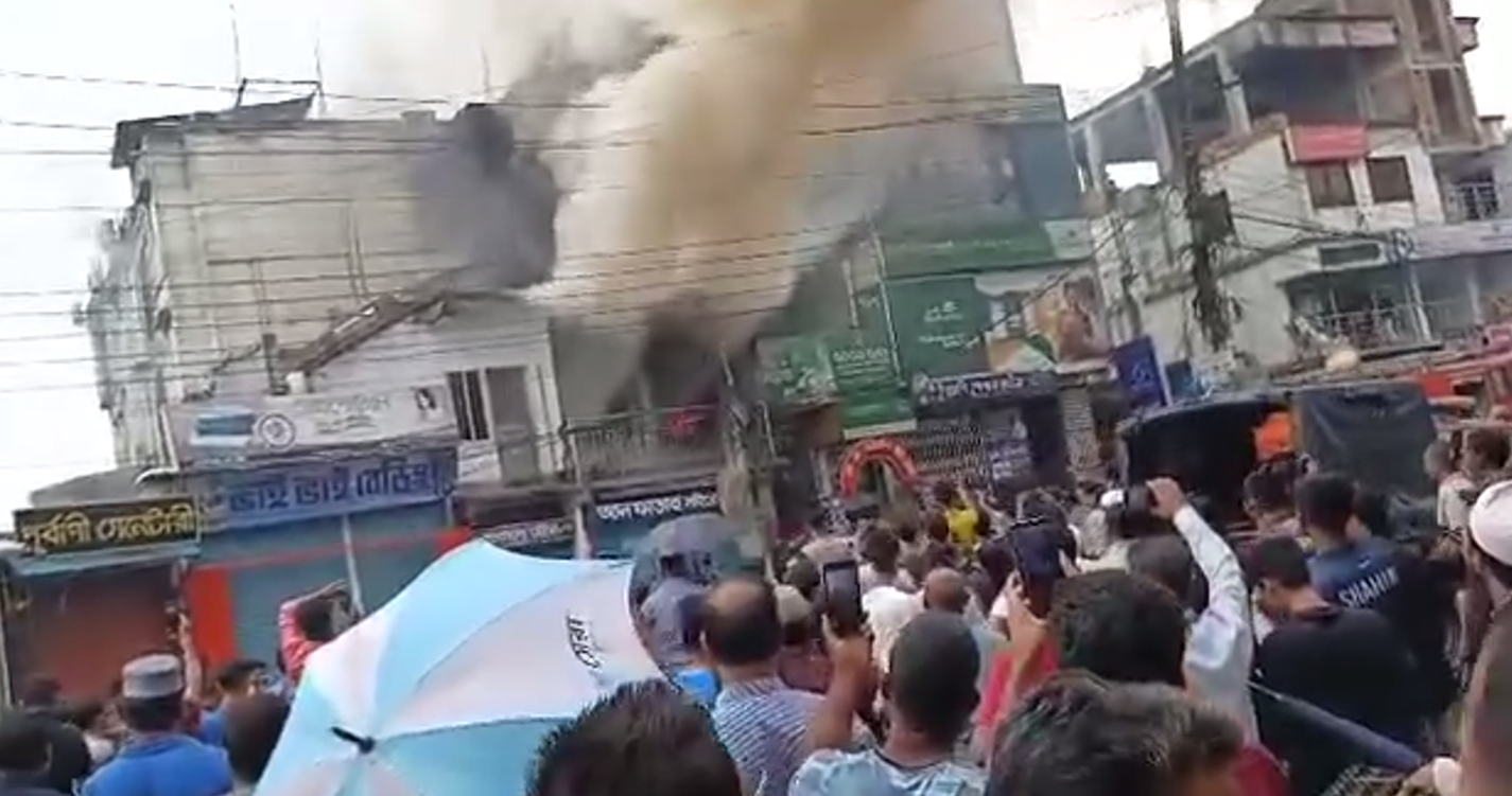 নাটোরে ভয়াবহ অগ্নিকাণ্ড: নিচা বাজারে উত্তরা সুপার মার্কেটের সামনে আগুন, তাৎক্ষণিক নিয়ন্ত্রণে ফায়ার সার্ভিস