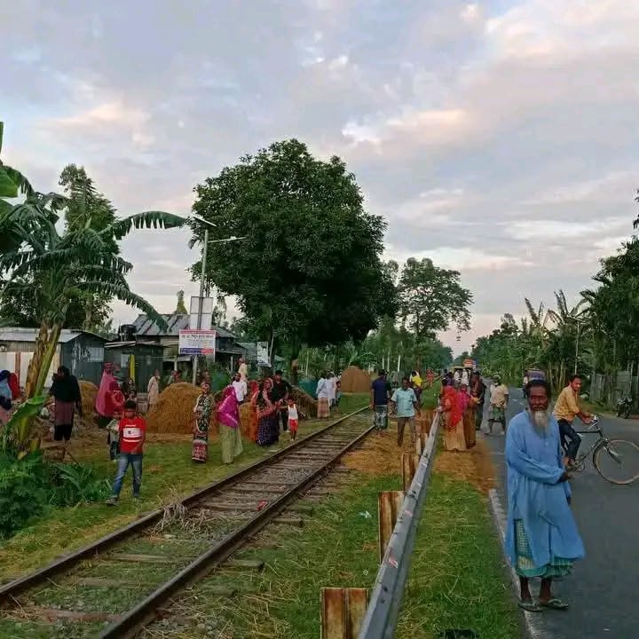 রেললাইনে গরু নিয়ে টানাটানির সময় ট্রেনের নিচে কাটা পড়ে প্রাণ হারালেন এক ব্যক্তি